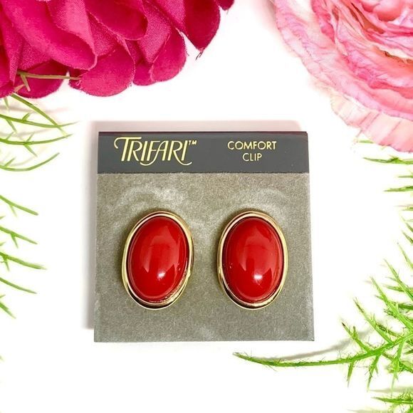 Trifari Jewelry - VINTAGE⚜️NWT TRIFARI Red Cabochon Clip Earrings